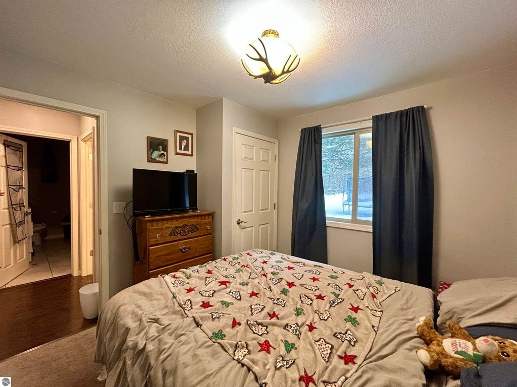 Image 16 of property listing at 7467 E Higgins Lake Drive, Roscommon, MI 48653