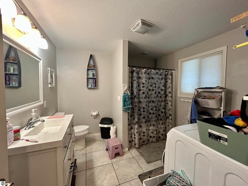 Image 19 of property listing at 7467 E Higgins Lake Drive, Roscommon, MI 48653