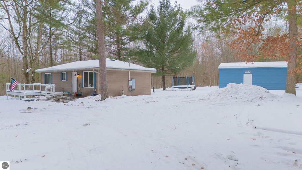 Image 2 of property listing at 7467 E Higgins Lake Drive, Roscommon, MI 48653