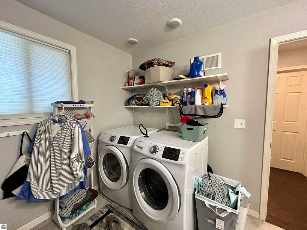 Image 20 of property listing at 7467 E Higgins Lake Drive, Roscommon, MI 48653