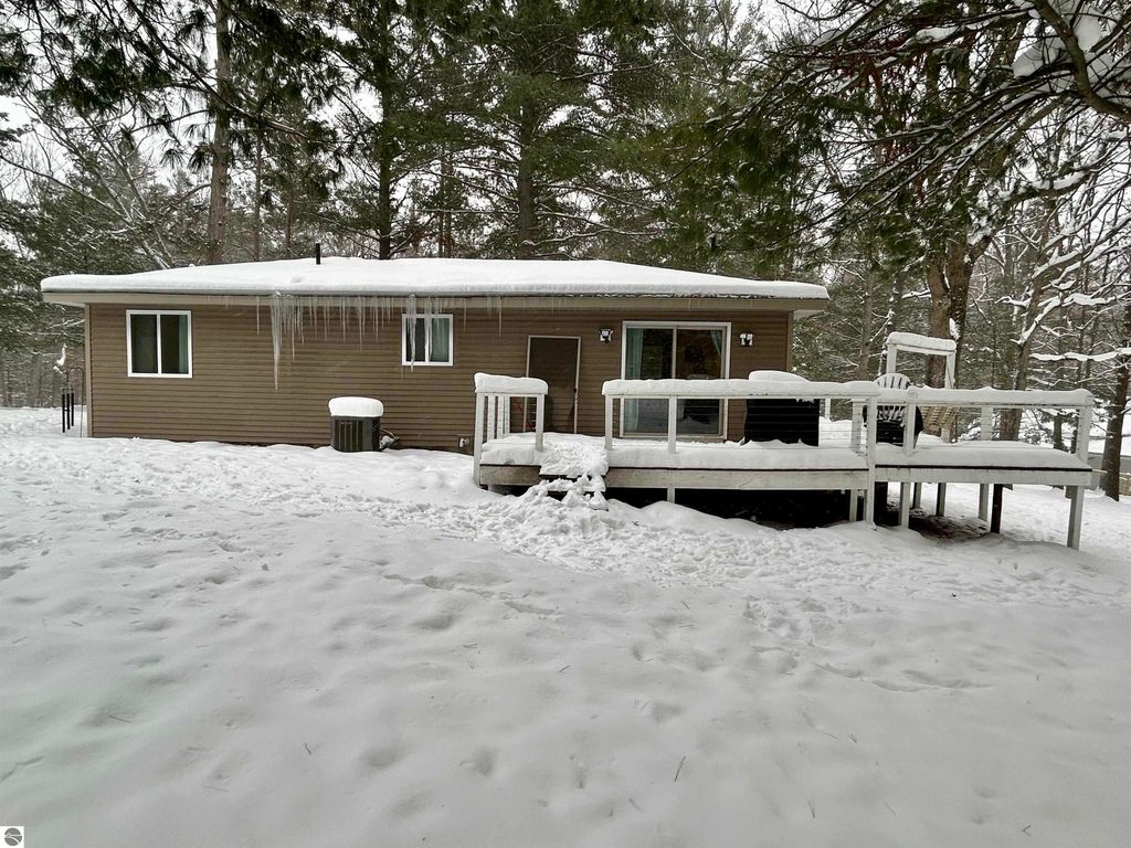 Image 23 of property listing at 7467 E Higgins Lake Drive, Roscommon, MI 48653