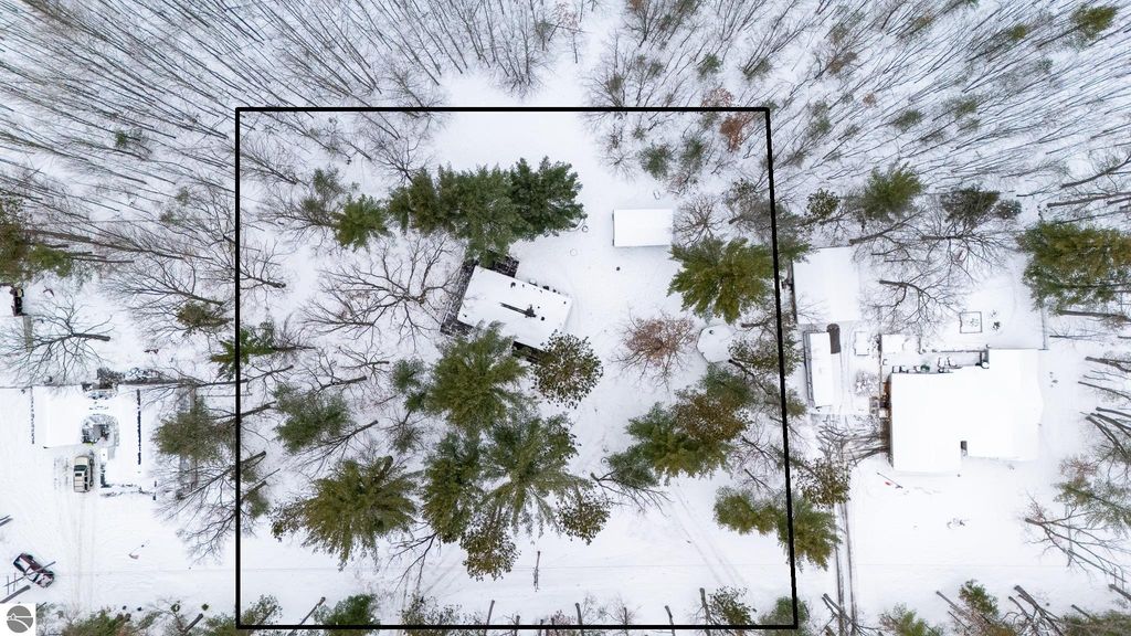 Image 4 of property listing at 7467 E Higgins Lake Drive, Roscommon, MI 48653