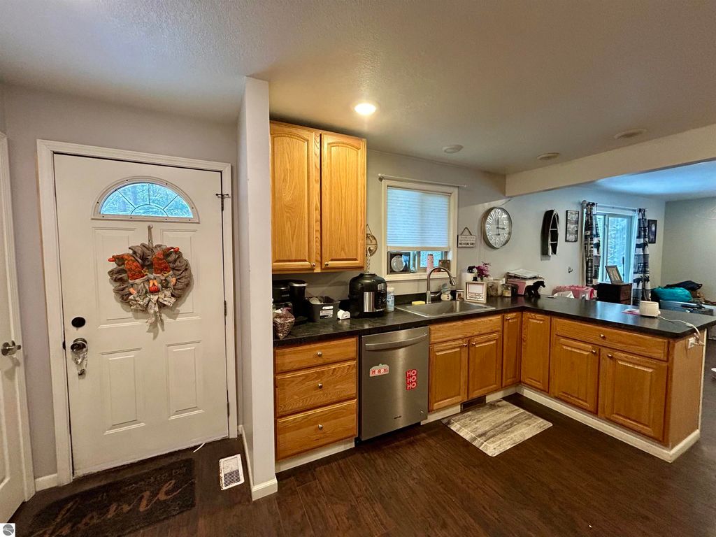 Image 6 of property listing at 7467 E Higgins Lake Drive, Roscommon, MI 48653