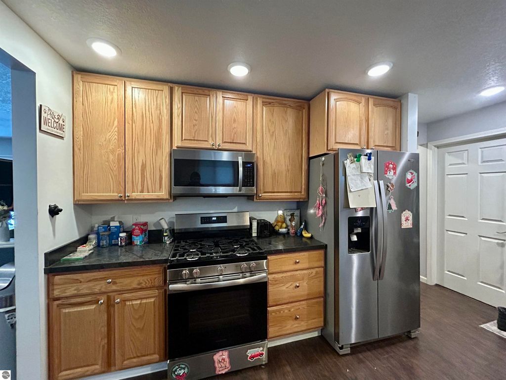 Image 8 of property listing at 7467 E Higgins Lake Drive, Roscommon, MI 48653