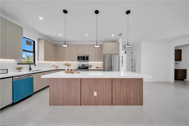 2606 40th ST SW, Lehigh Acres, FL 33976