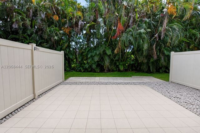 218 Lake Monterey Cir, Boynton Beach, FL 33426