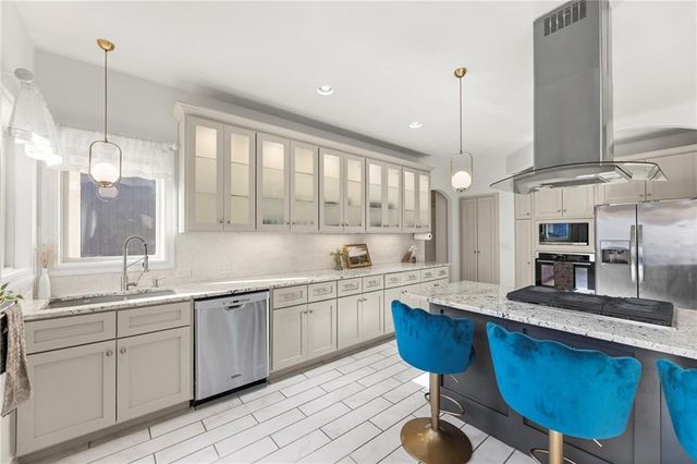 8901 N St Clair Avenue, Kansas City, MO 64154