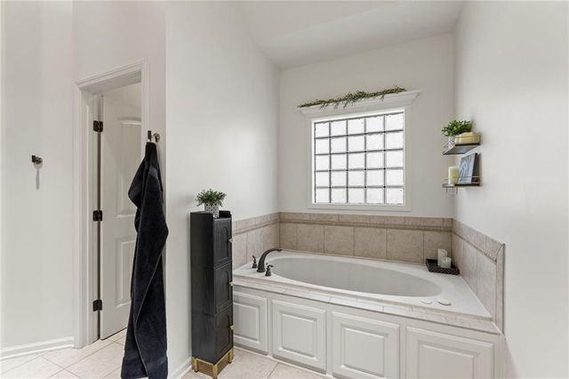 8901 N St Clair Avenue, Kansas City, MO 64154