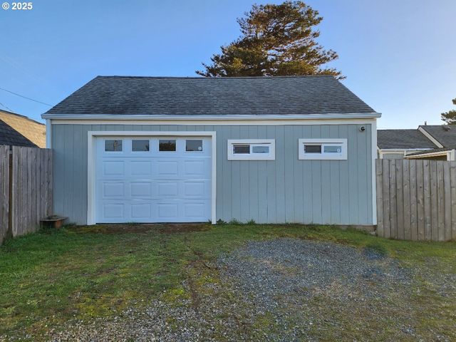 928 OREGON St, Port Orford, OR 97465