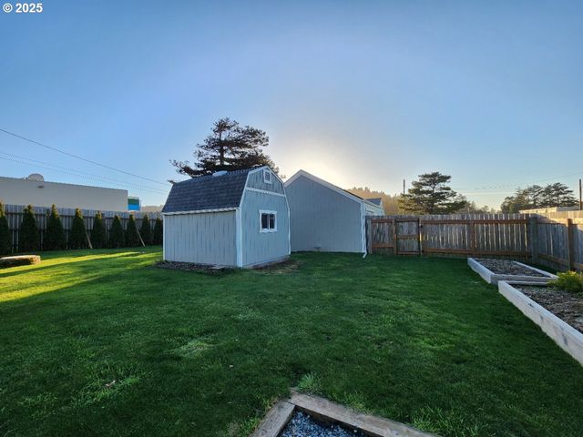 928 OREGON St, Port Orford, OR 97465