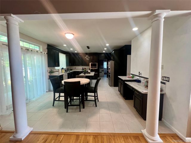 39 Independence Way, Miller Place, NY 11764