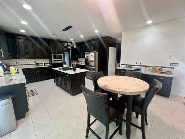39 Independence Way, Miller Place, NY 11764