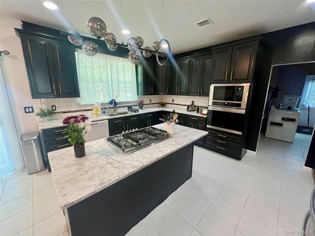 39 Independence Way, Miller Place, NY 11764