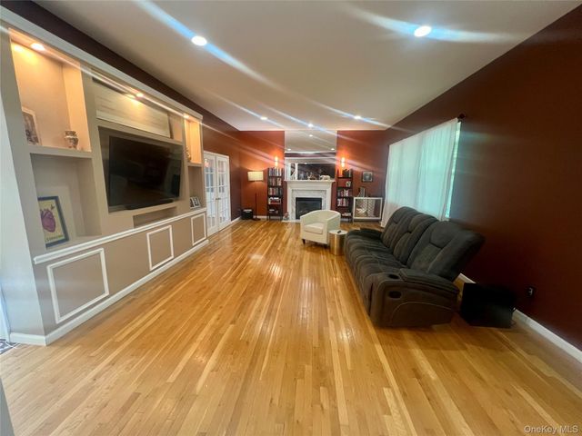 39 Independence Way, Miller Place, NY 11764