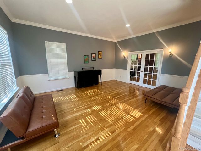 39 Independence Way, Miller Place, NY 11764