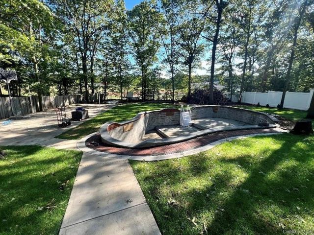 39 Independence Way, Miller Place, NY 11764