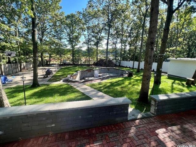 39 Independence Way, Miller Place, NY 11764