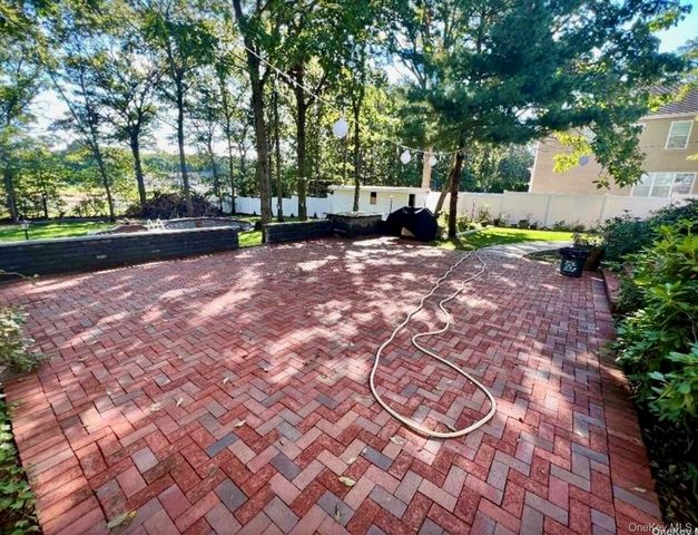39 Independence Way, Miller Place, NY 11764