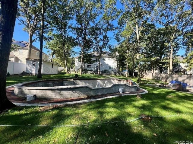 39 Independence Way, Miller Place, NY 11764