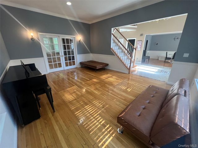 39 Independence Way, Miller Place, NY 11764