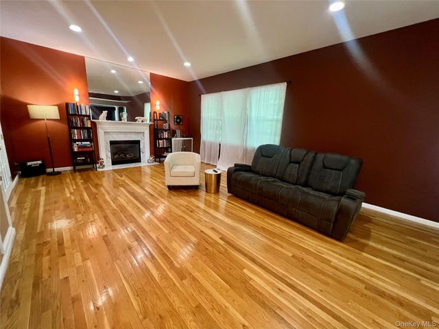 39 Independence Way, Miller Place, NY 11764