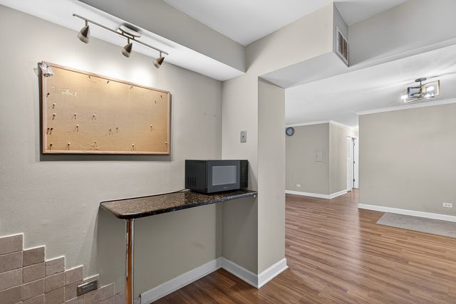 700 PERRIE Drive 207, Elk Grove Village, IL 60007