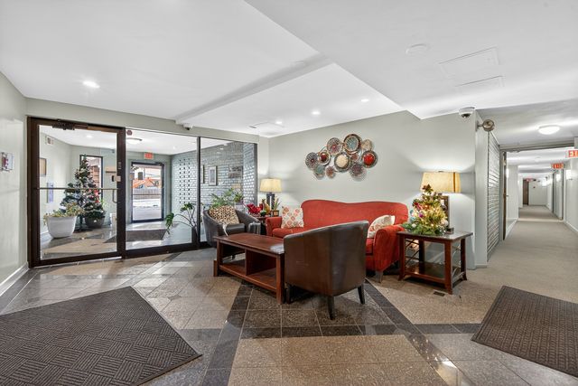 700 PERRIE Drive 207, Elk Grove Village, IL 60007