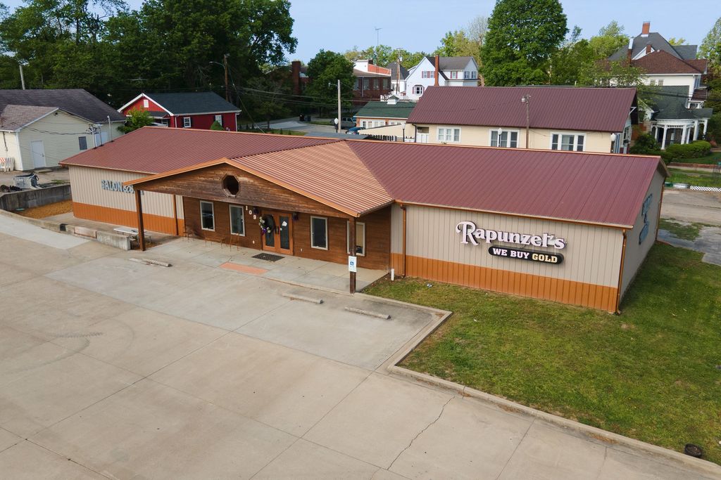 109 W Poplar Street, Harrisburg, IL 62946 — exterior