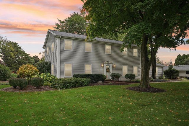 3810 Mountain DRIVE, Brookfield, WI 53045