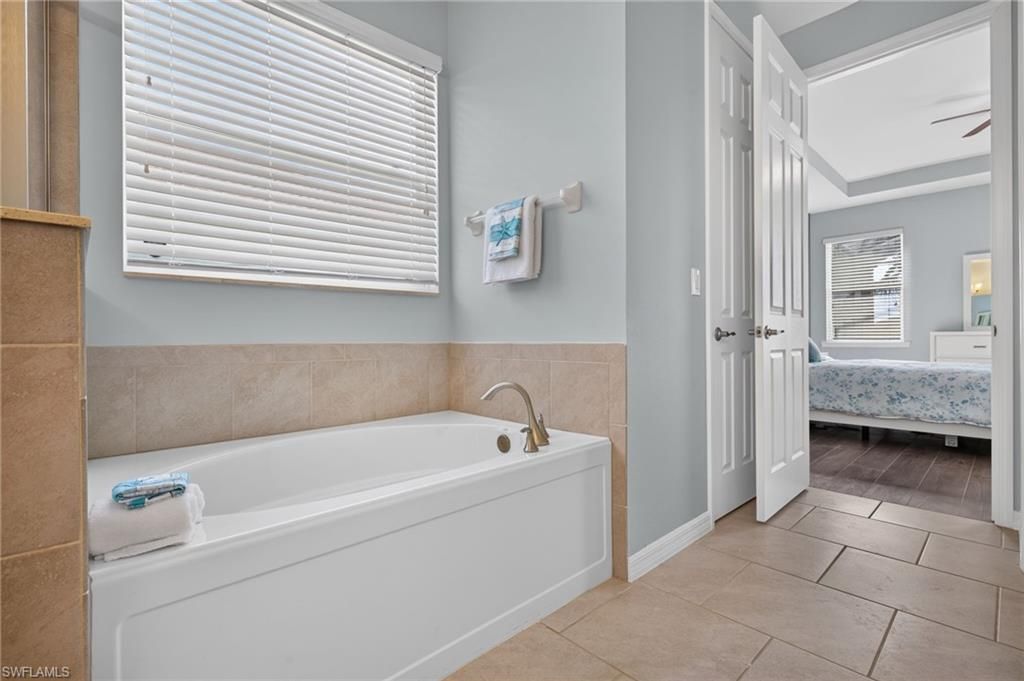 Image 20 of property listing at 3000 Sunset Pointe CIR, Cape Coral, FL 33914