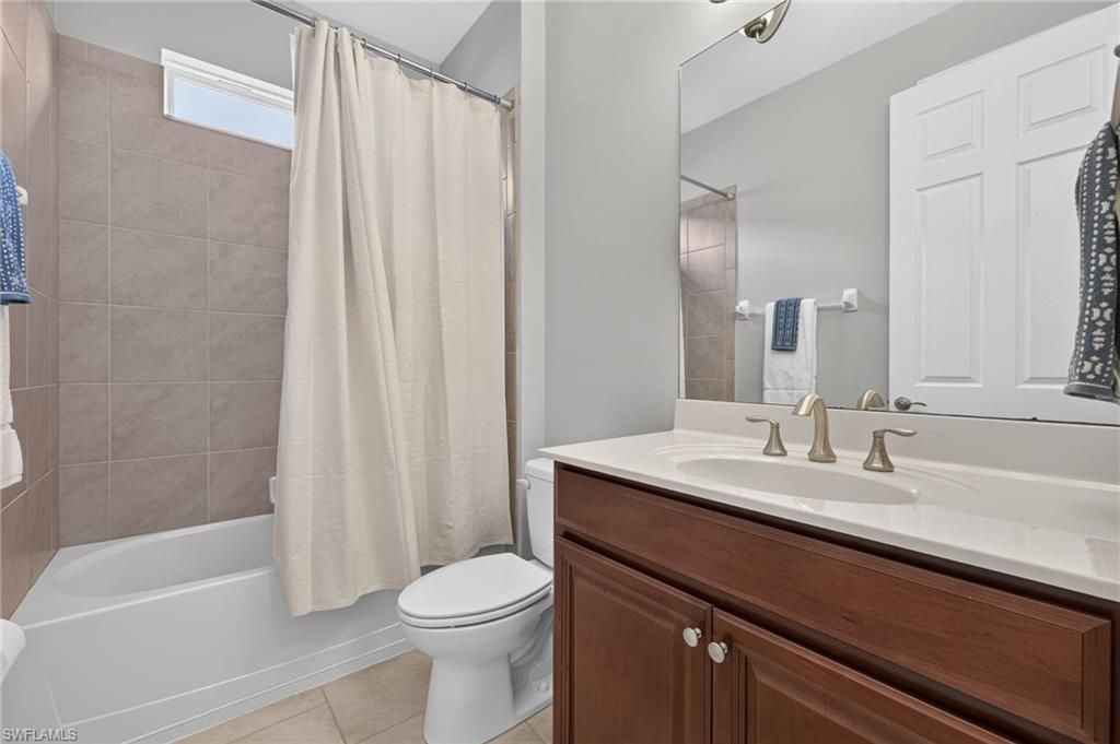 Image 23 of property listing at 3000 Sunset Pointe CIR, Cape Coral, FL 33914