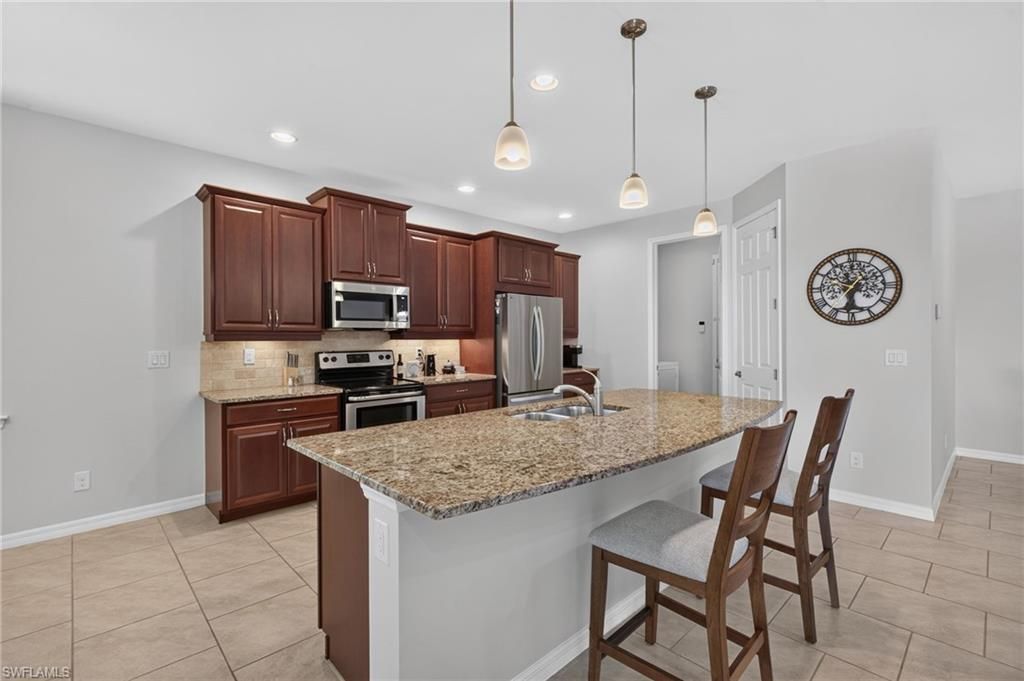 Image 7 of property listing at 3000 Sunset Pointe CIR, Cape Coral, FL 33914