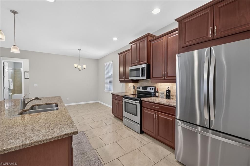 Image 8 of property listing at 3000 Sunset Pointe CIR, Cape Coral, FL 33914
