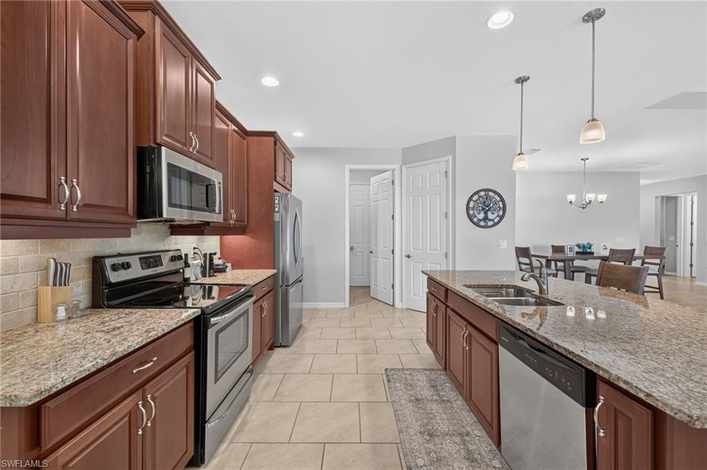 Image 9 of property listing at 3000 Sunset Pointe CIR, Cape Coral, FL 33914