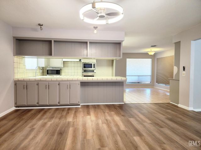 7913 Westlorne Court, Bakersfield, CA 93309