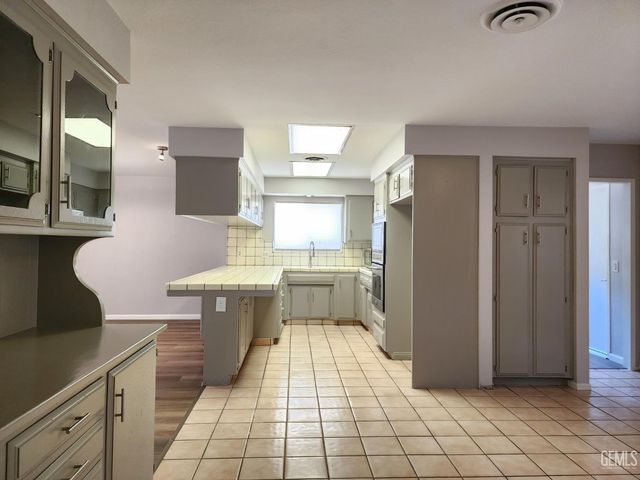 7913 Westlorne Court, Bakersfield, CA 93309