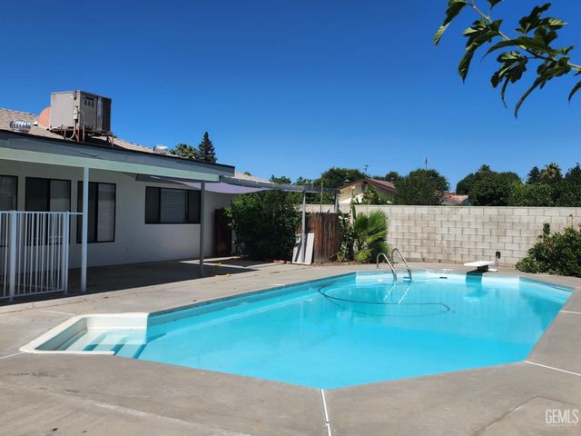 7913 Westlorne Court, Bakersfield, CA 93309