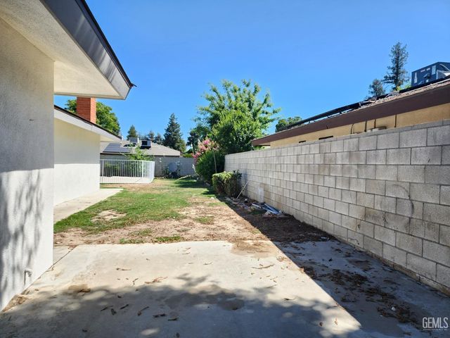7913 Westlorne Court, Bakersfield, CA 93309