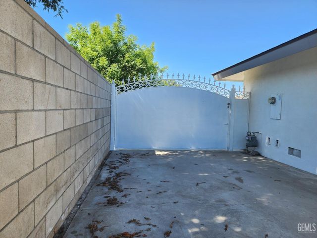 7913 Westlorne Court, Bakersfield, CA 93309