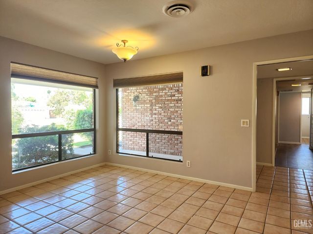7913 Westlorne Court, Bakersfield, CA 93309