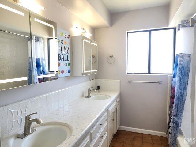 7913 Westlorne Court, Bakersfield, CA 93309