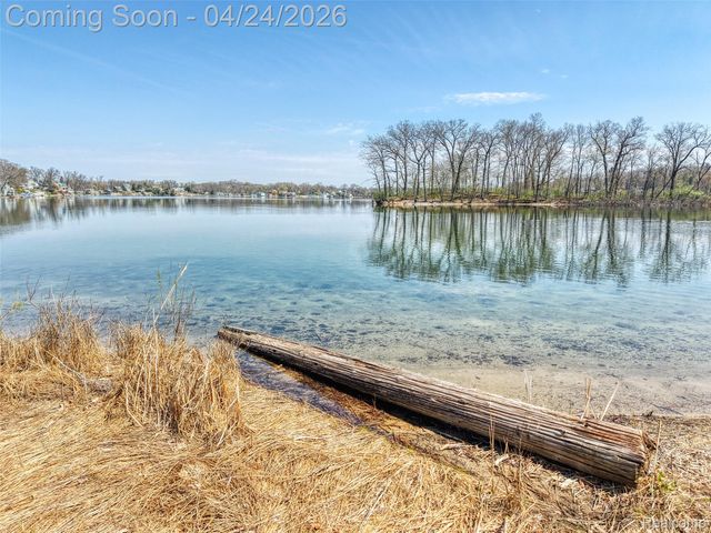 6056 Superior Drive, Green Oak Township, MI 48116