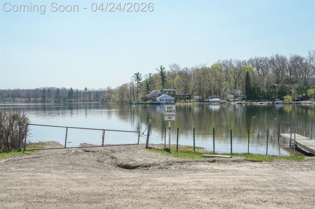 6056 Superior Drive, Green Oak Township, MI 48116