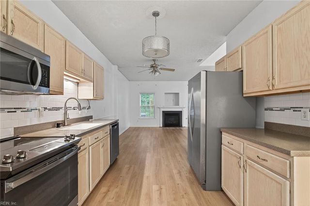 302 Dorothy DR, Yorktown, VA 23692