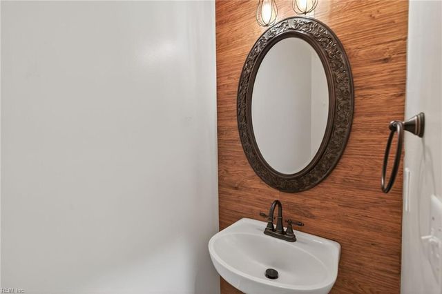 302 Dorothy DR, Yorktown, VA 23692