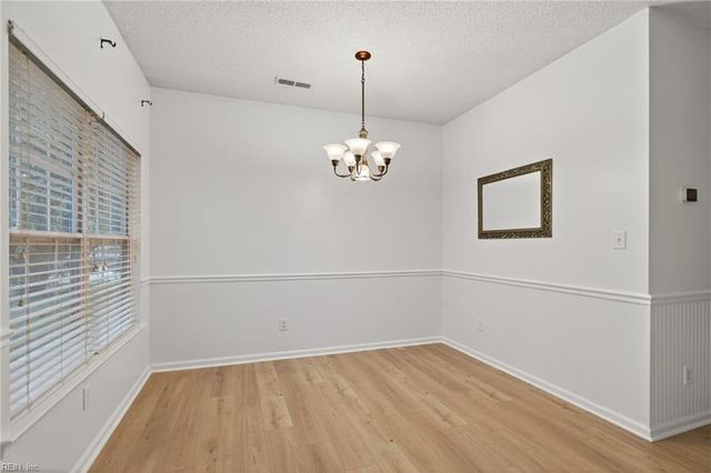 302 Dorothy DR, Yorktown, VA 23692