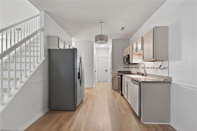 302 Dorothy DR, Yorktown, VA 23692