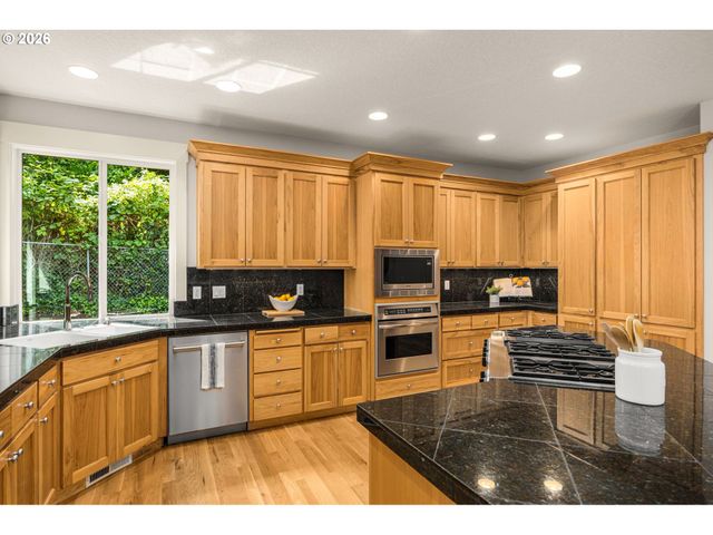 3900 KENTHORPE Way, West Linn, OR 97068