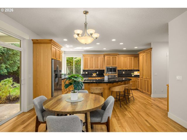 3900 KENTHORPE Way, West Linn, OR 97068