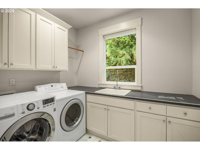 3900 KENTHORPE Way, West Linn, OR 97068